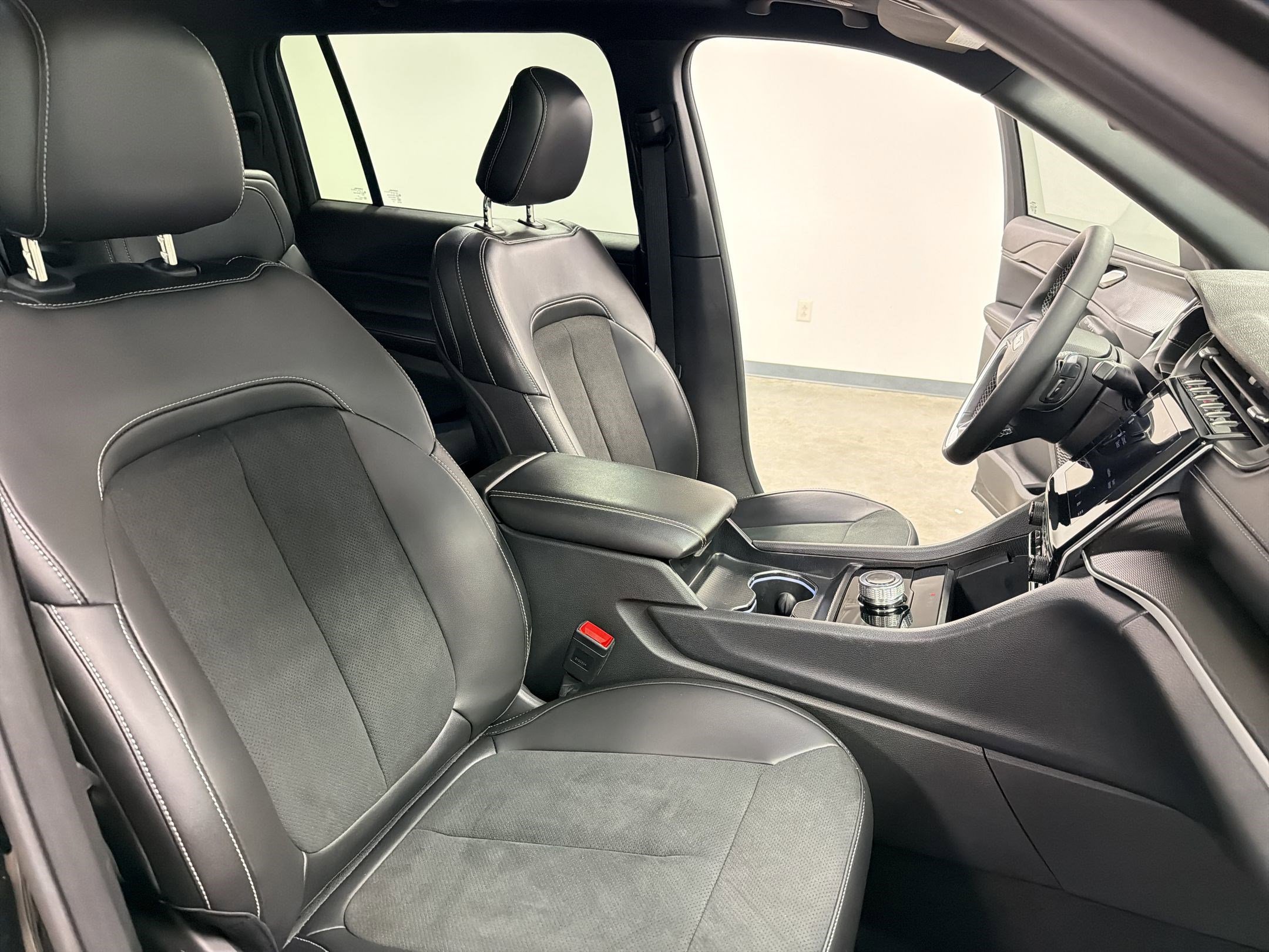 Used 2025 Jeep Grand Cherokee L Altitude image 31