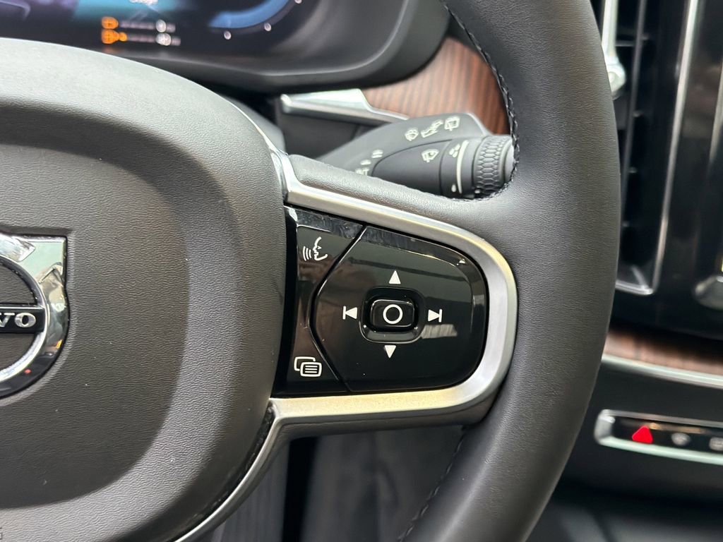 Used 2023 Volvo XC60 T8 Plus image 33