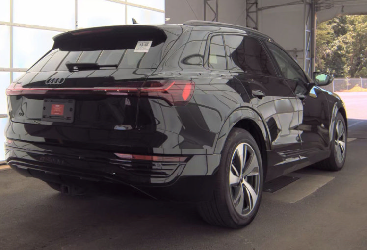 Used 2024 Audi Q8 e-tron Premium AWD/4WD image 4
