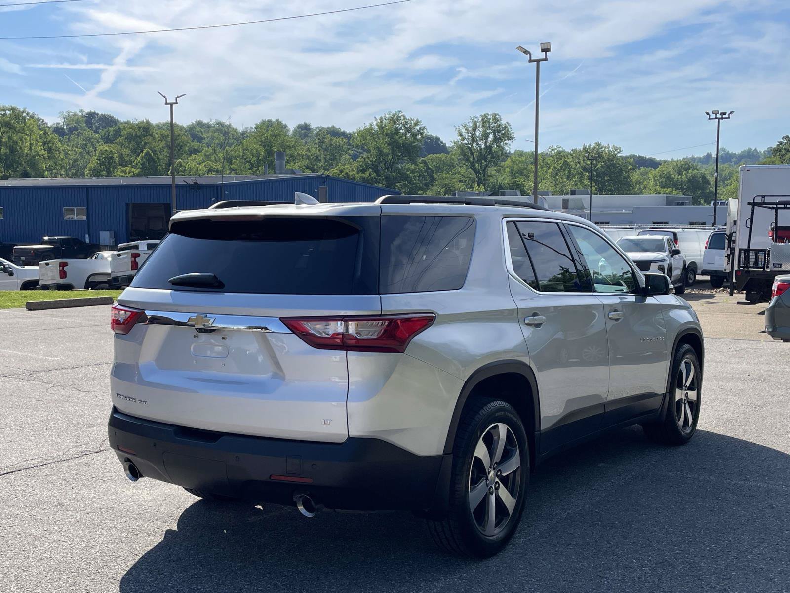 Used 2021 Chevrolet Traverse LT w/ LT Premium Package AWD/4WD image 3