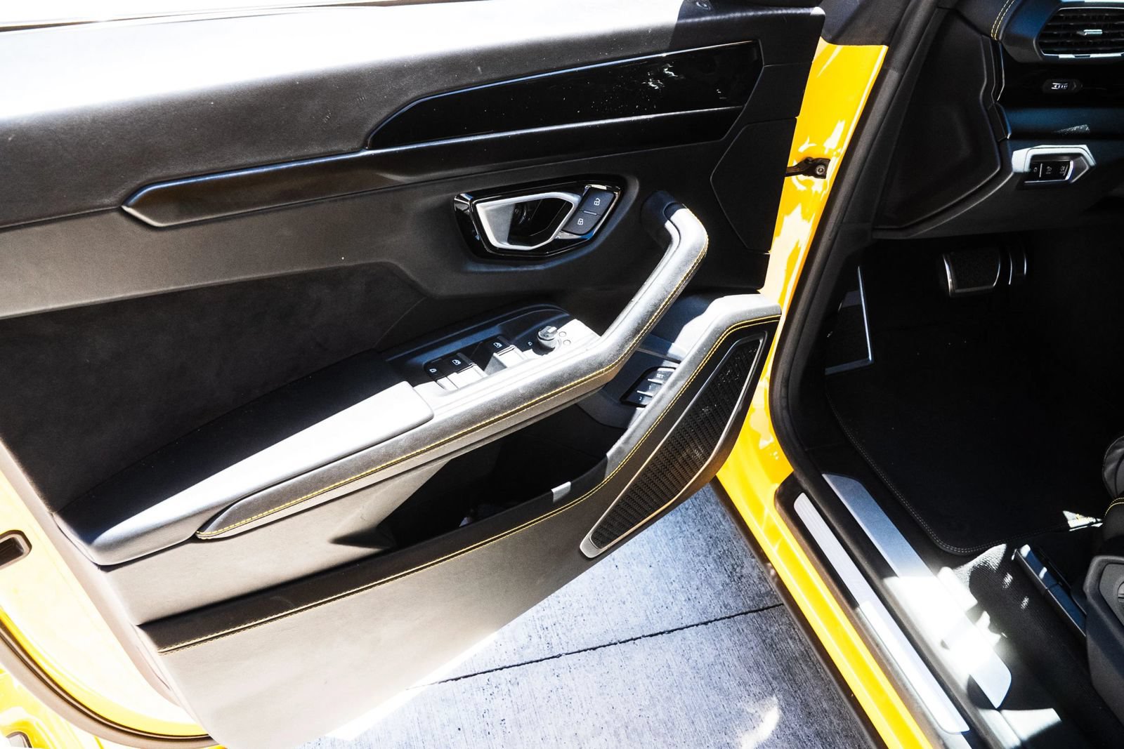 Used 2021 Lamborghini Urus AWD/4WD image 24