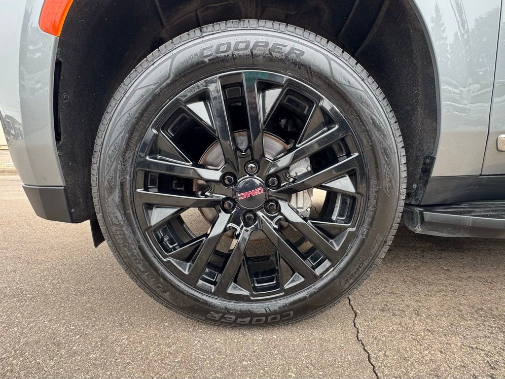 Used 2024 GMC Yukon SLT w/ SLT Luxury Package image 12