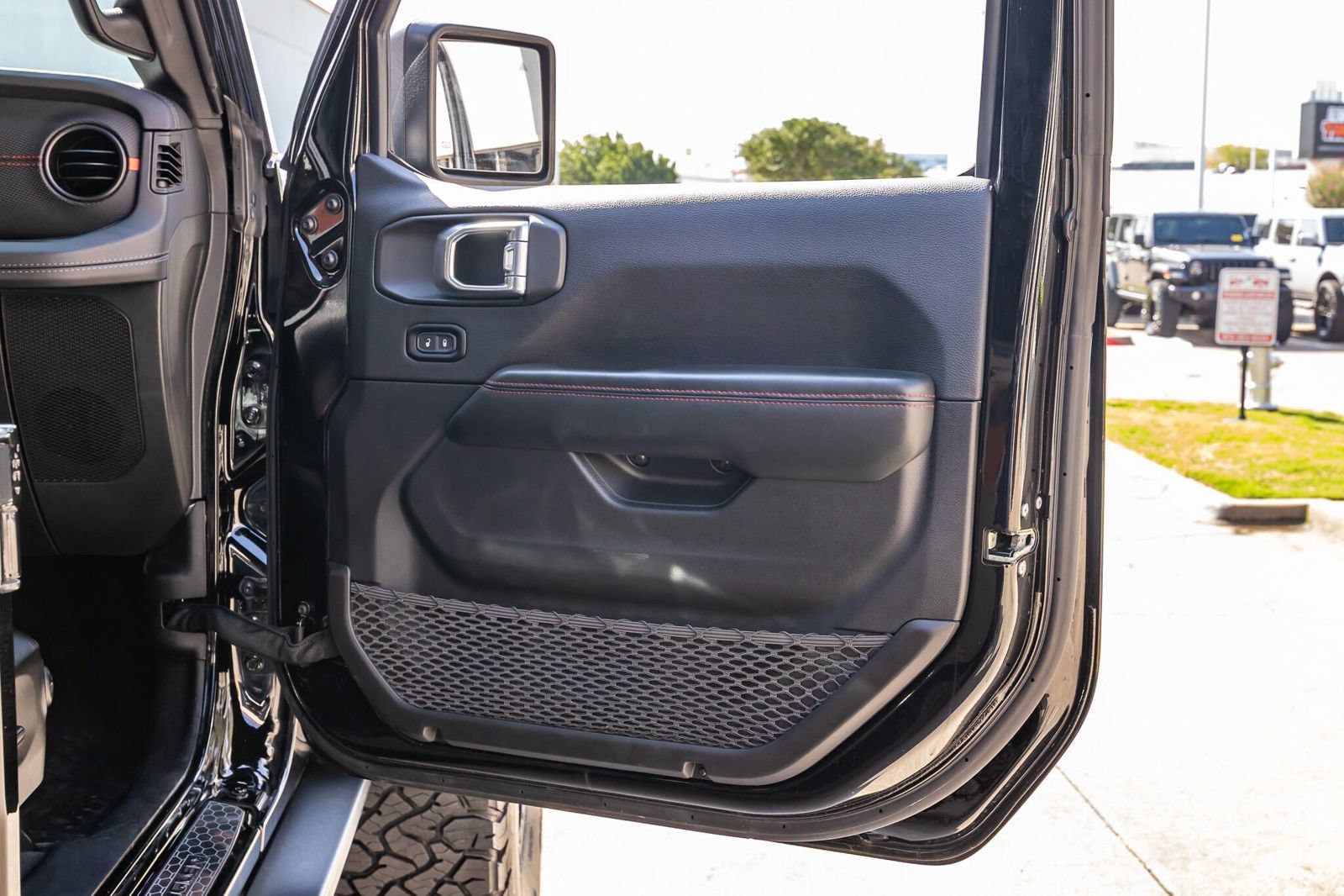 Used 2024 Jeep Wrangler Unlimited Rubicon AWD/4WD image 38