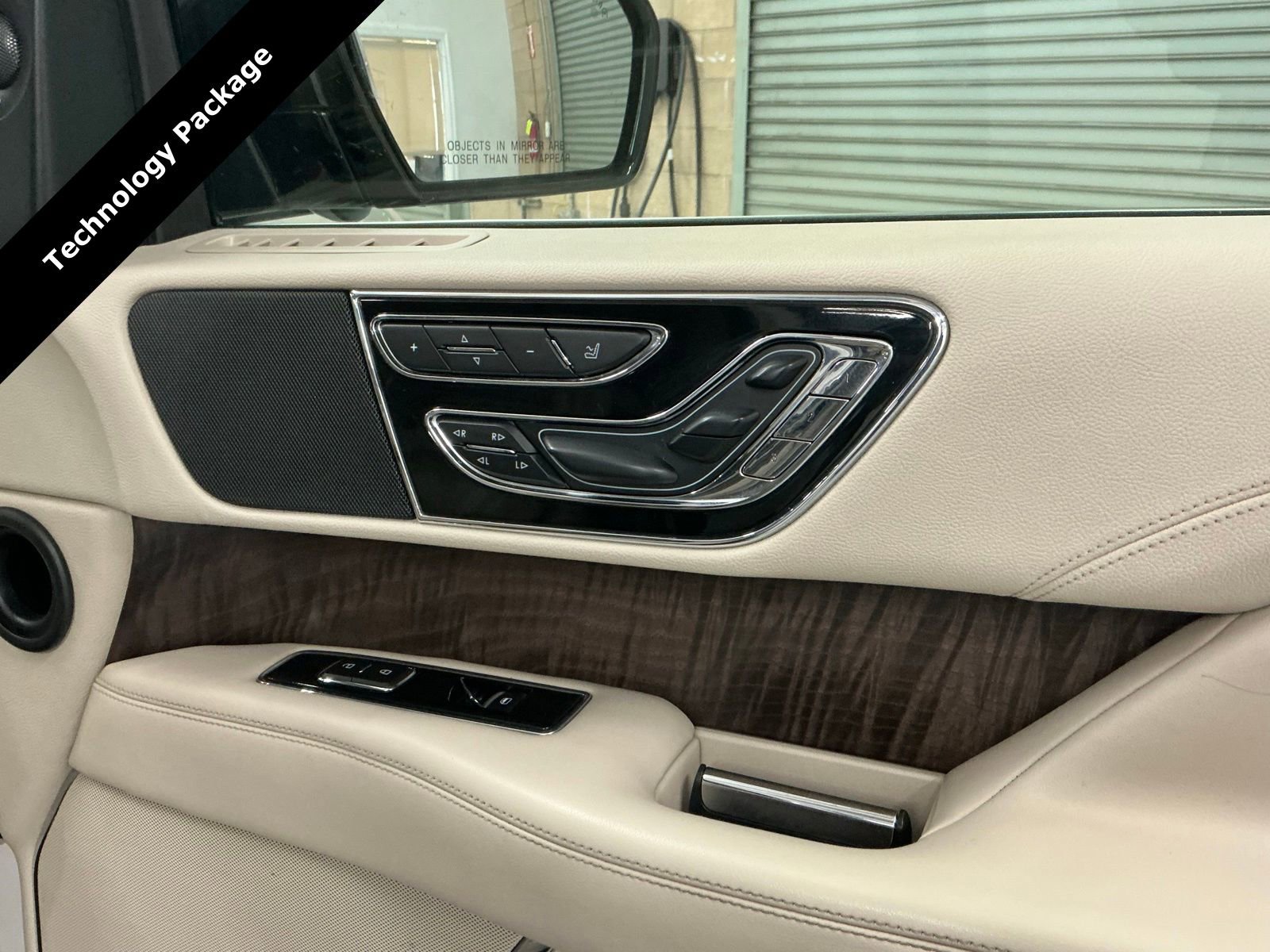 Used 2018 Lincoln Navigator Select w/ Technology Package image 13