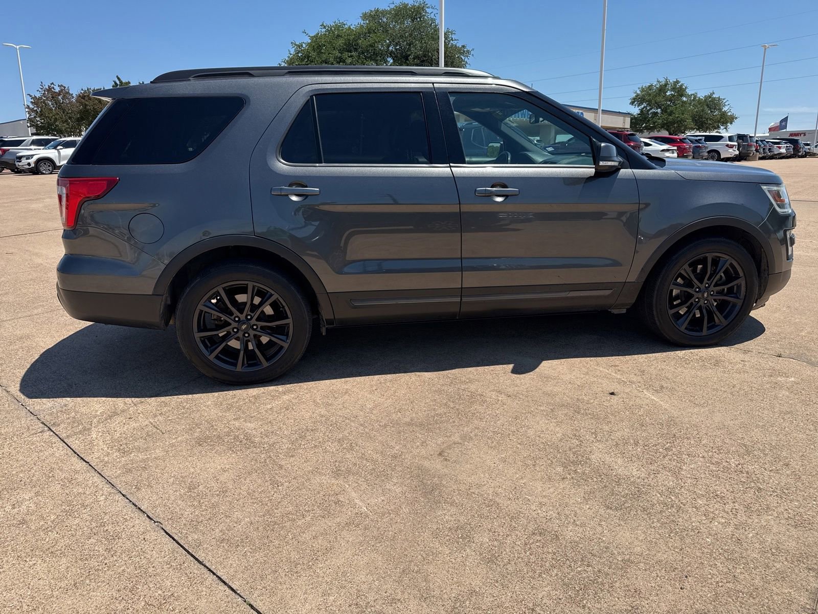 Used 2017 Ford Explorer XLT w/ Equipment Group 202A FWD image 8