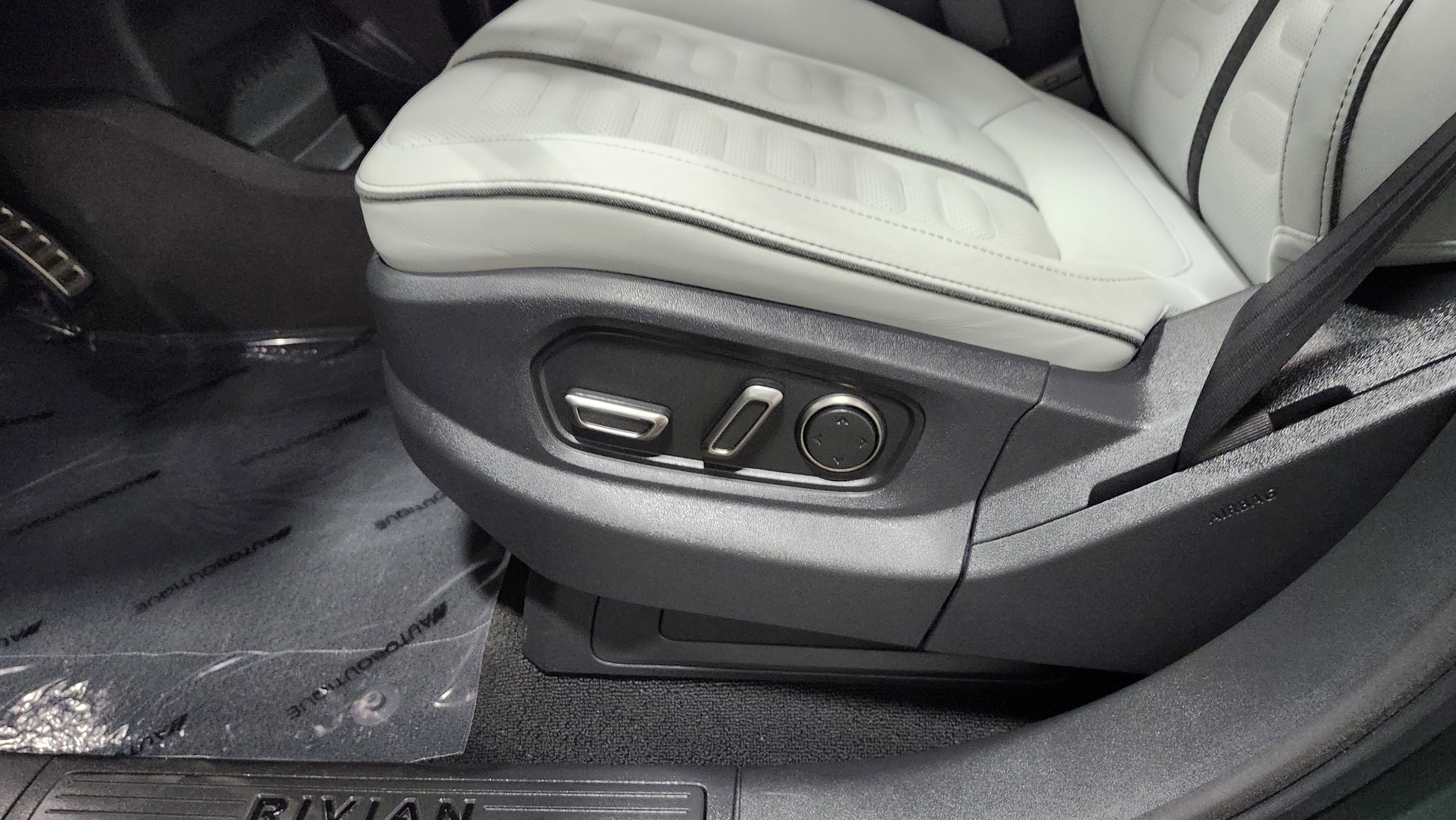 Used 2023 Rivian R1T Adventure image 26