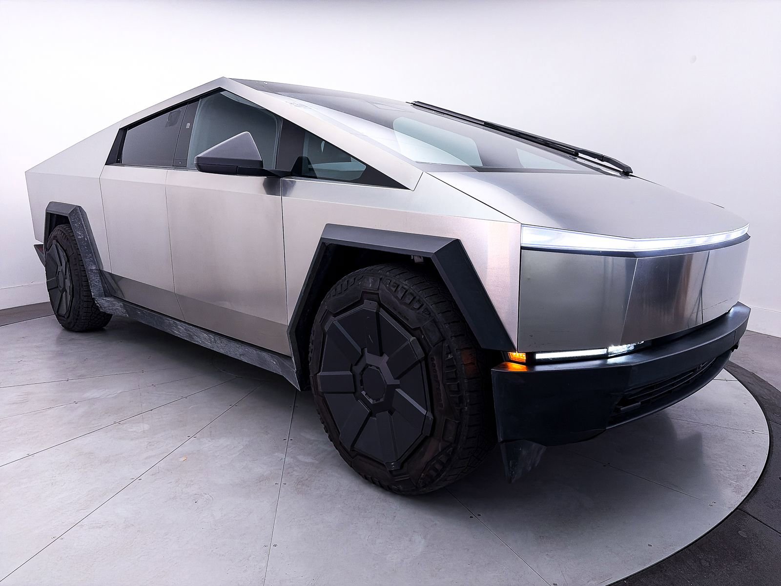 Used 2024 Tesla Cybertruck AWD Crew Cab image 10