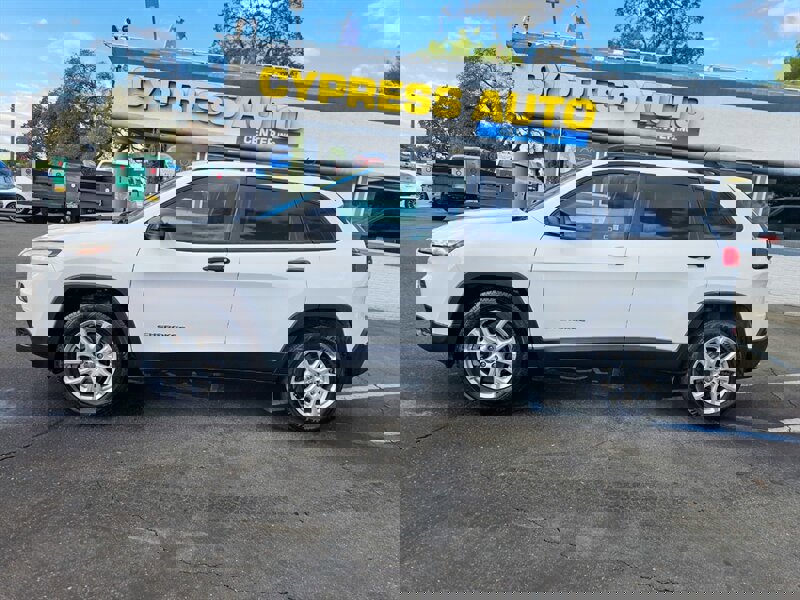 Used 2016 Jeep Cherokee Sport image 2