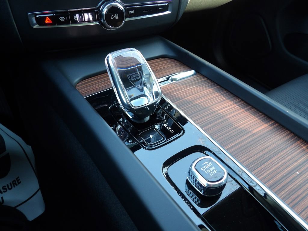 Certified 2023 Volvo XC60 B5 Ultimate w/ Climate Package image 25