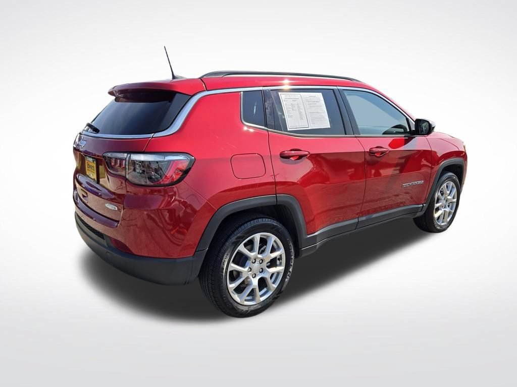 Used 2024 Jeep Compass Latitude AWD/4WD image 3