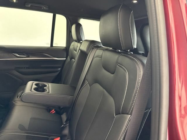 Used 2025 Jeep Grand Cherokee Limited AWD/4WD image 17