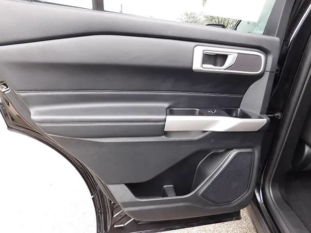 Used 2023 Ford Explorer XLT AWD/4WD image 12