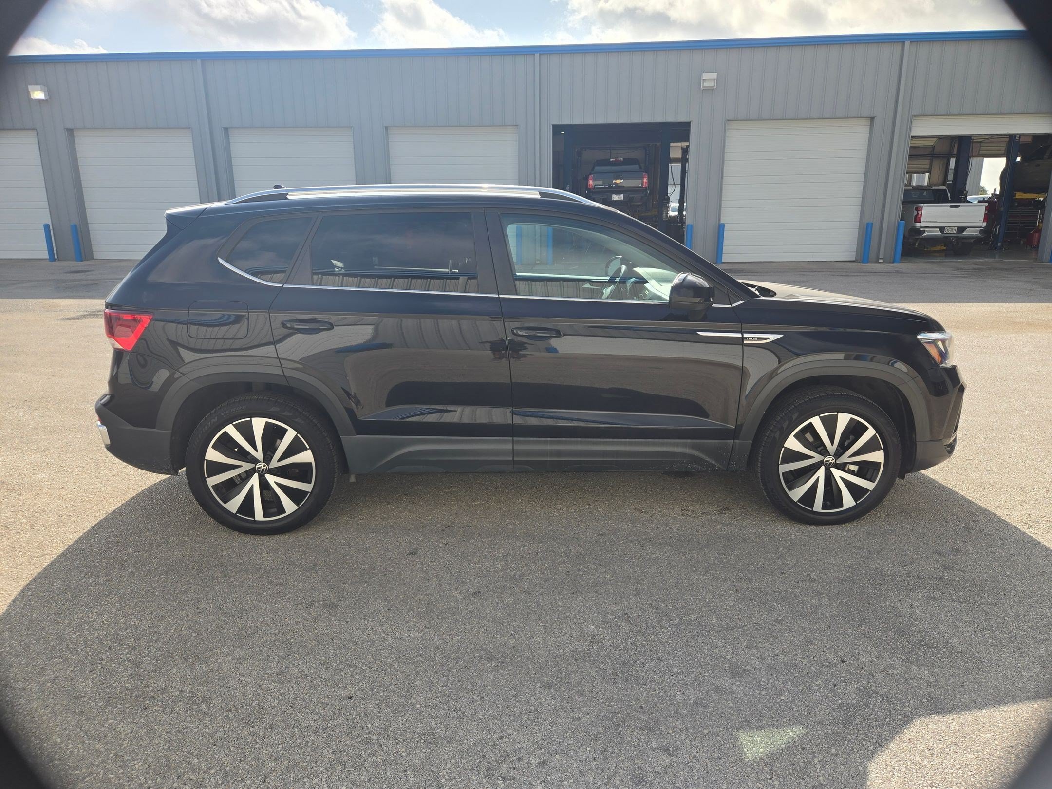 Used 2022 Volkswagen Taos SE AWD/4WD image 2