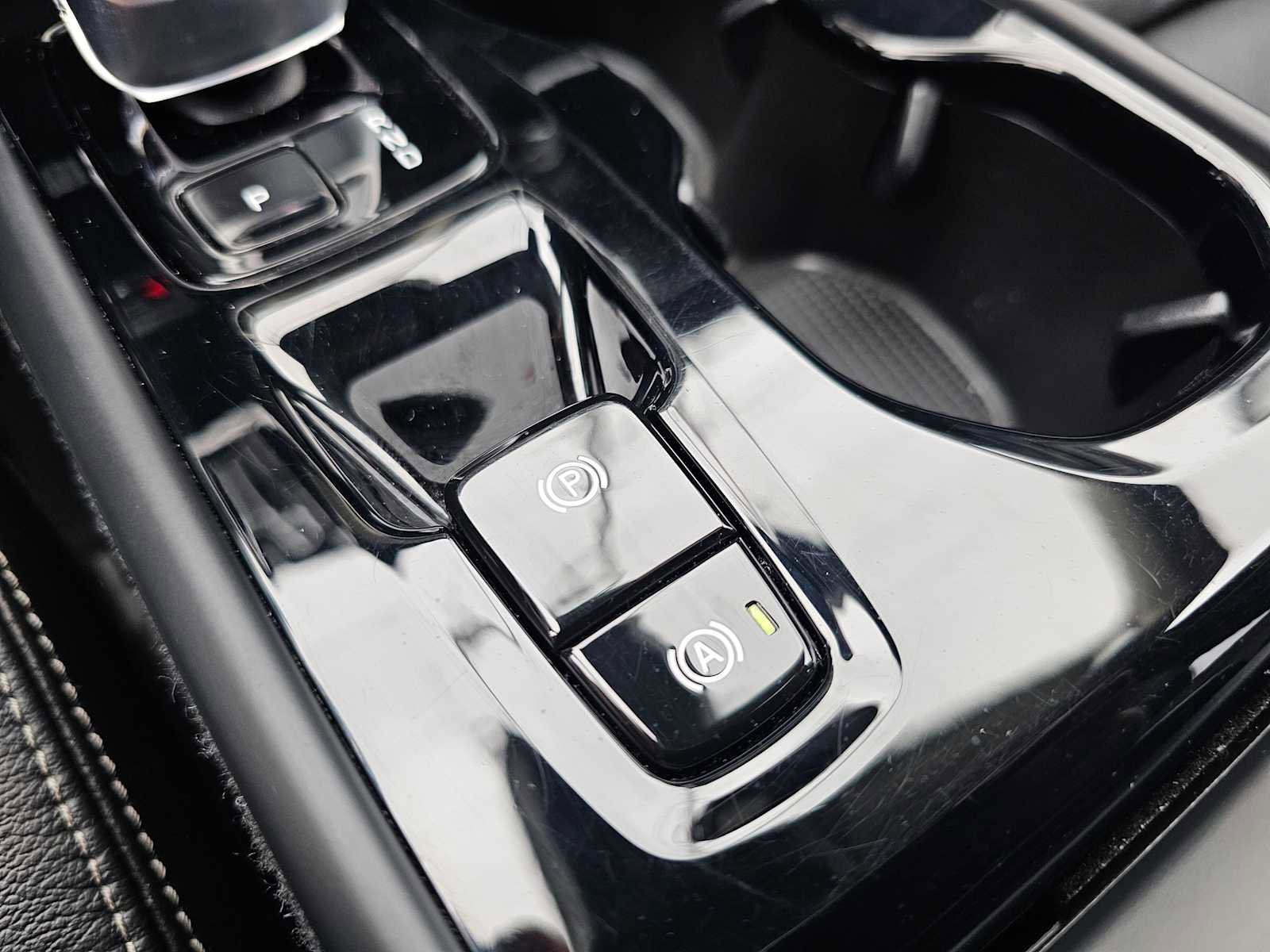 Certified 2024 Volvo XC40 B5 Ultimate w/ Protection Package Premier image 37