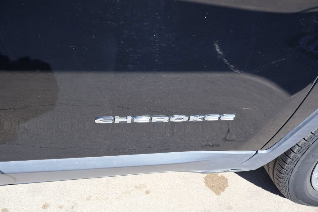 Used 2018 Jeep Cherokee Latitude FWD image 10
