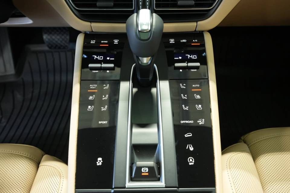 Certified 2026 Porsche Macan AWD/4WD image 23
