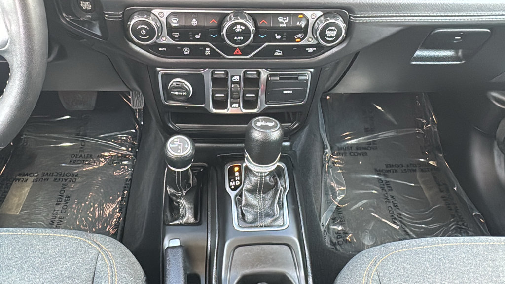 Used 2025 Jeep Wrangler Unlimited Sahara AWD/4WD image 32