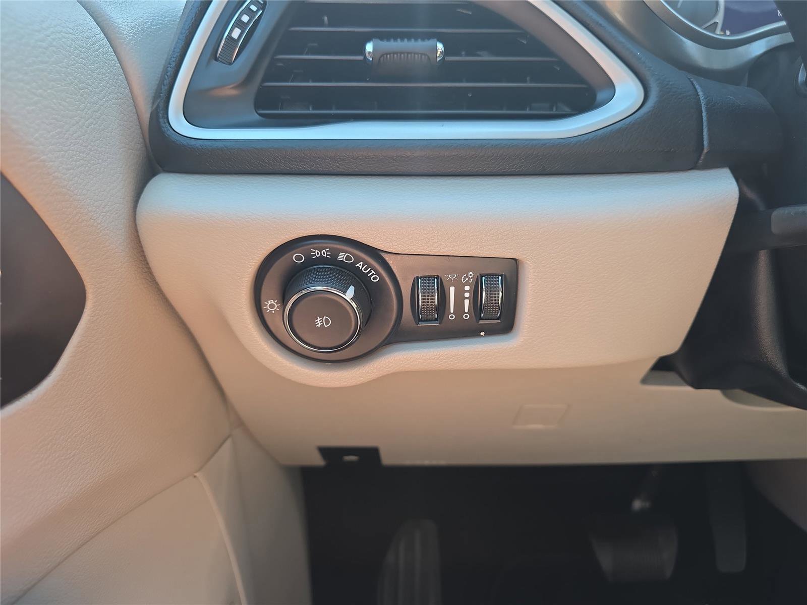 Used 2023 Chrysler Pacifica Touring-L image 19