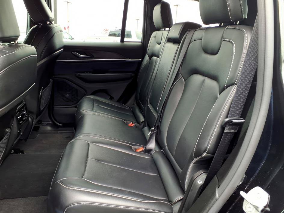 Used 2025 Jeep Grand Cherokee Limited AWD/4WD image 16