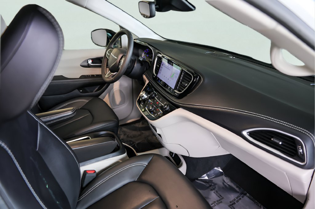 Used 2024 Chrysler Pacifica Limited FWD image 30