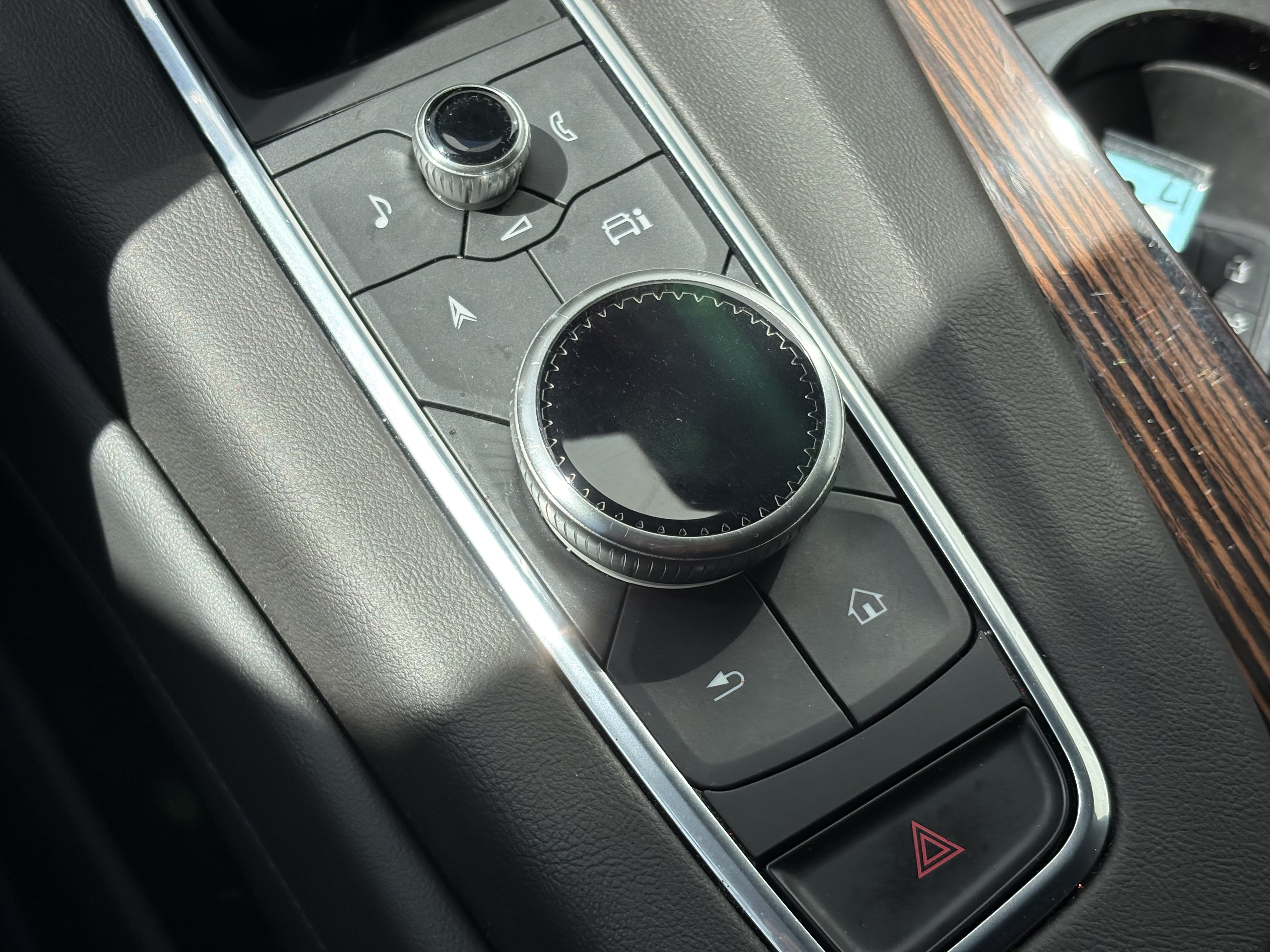 Used 2024 Cadillac Escalade Premium Luxury w/ Performance Package AWD/4WD image 31