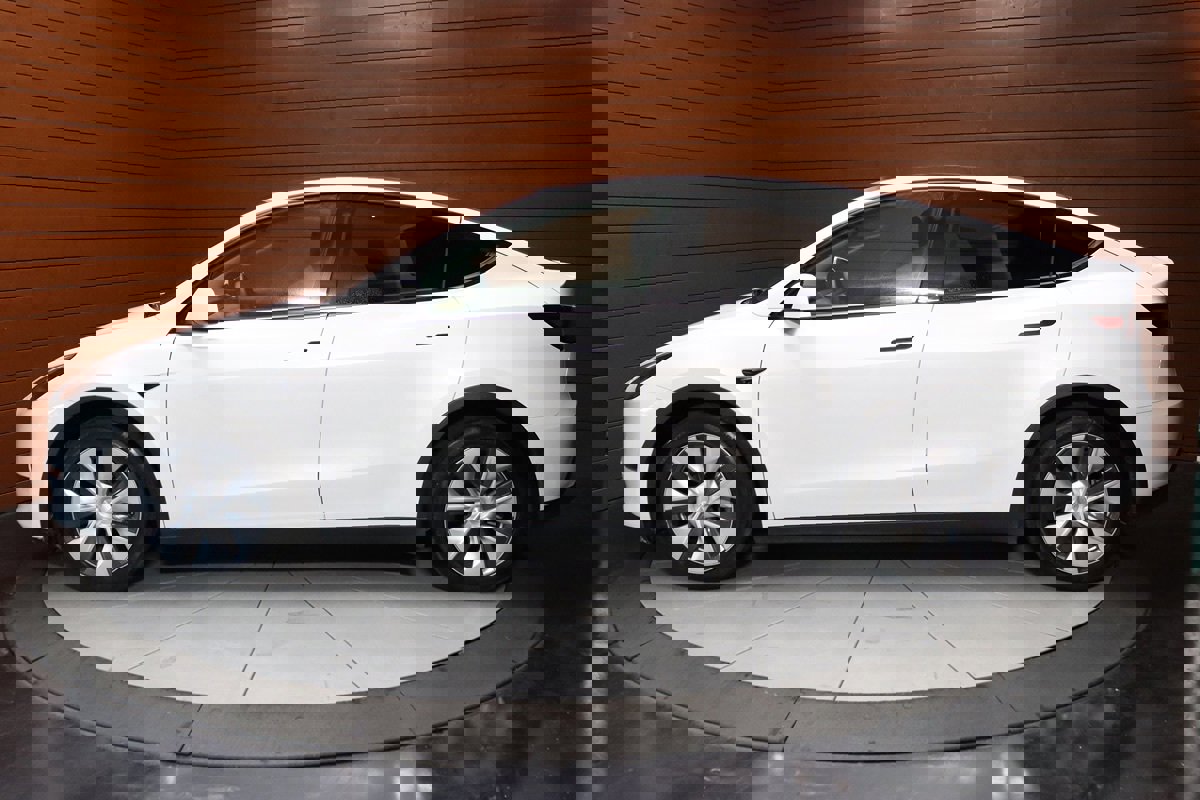 Used 2022 Tesla Model Y Long Range image 9
