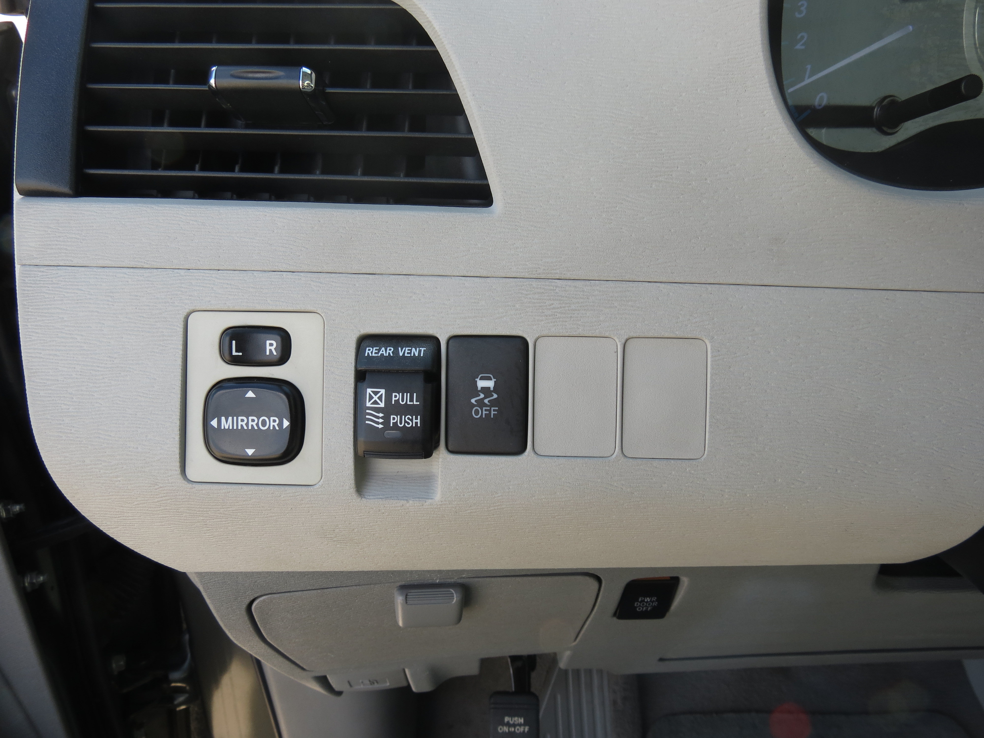 Used 2011 Toyota Sienna XLE FWD image 18