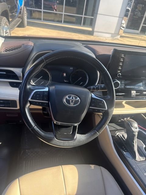 Used 2021 Toyota Highlander XLE FWD image 35