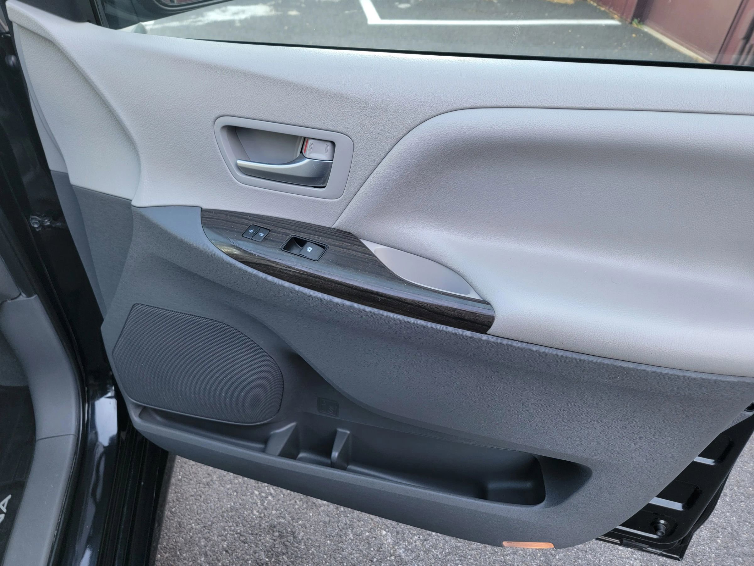 Used 2020 Toyota Sienna XLE w/ XLE Navigation Package AWD/4WD image 28