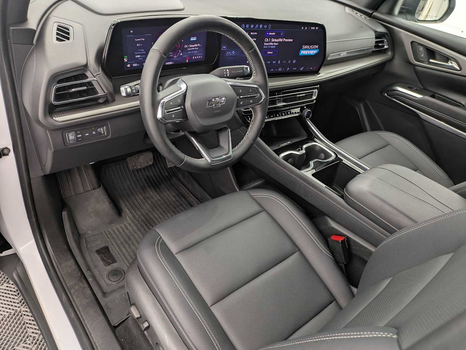 Used 2025 Chevrolet Traverse LT w/ Midnight/Sport Edition AWD/4WD image 2