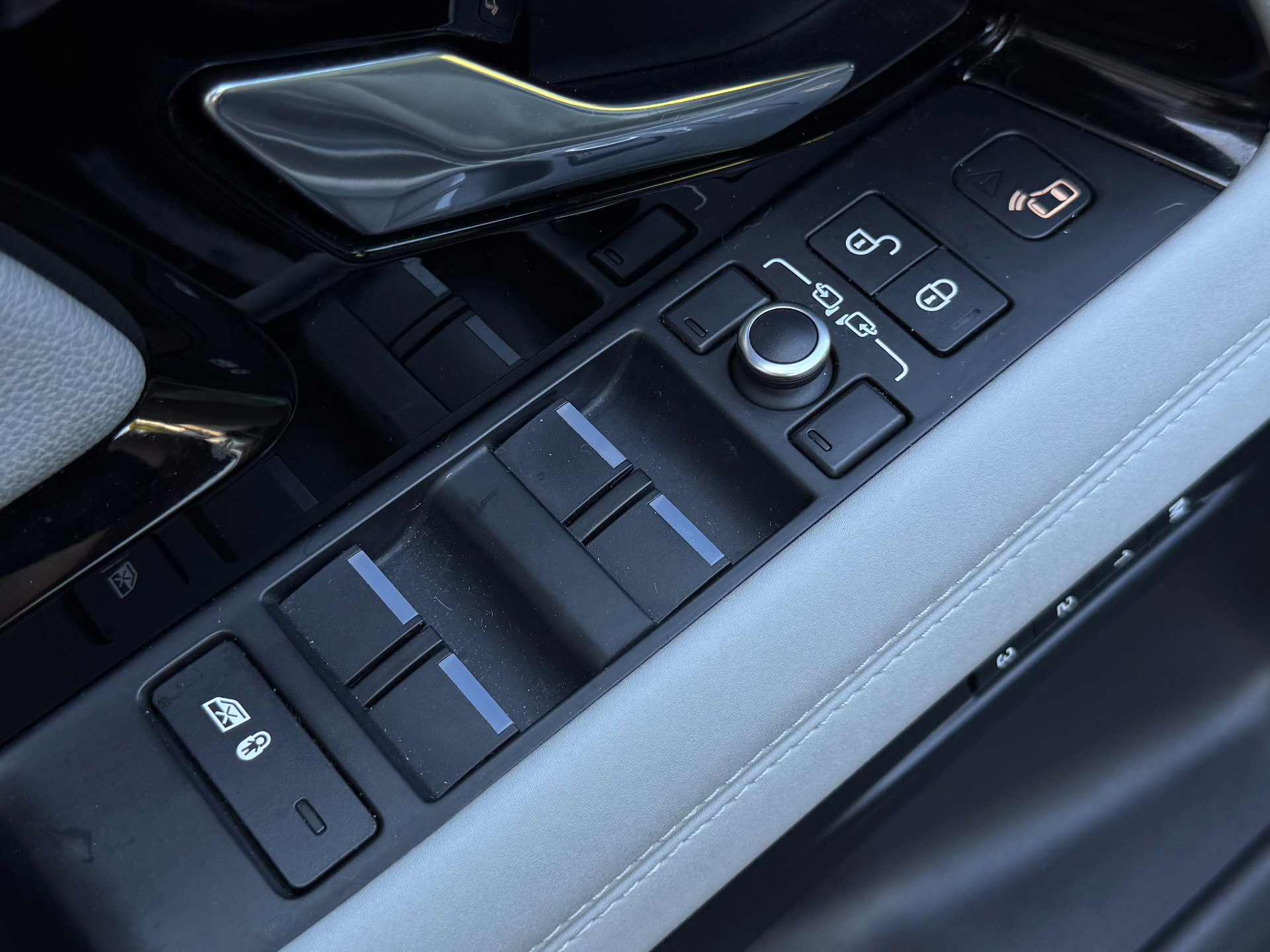 Used 2020 Land Rover Range Rover Evoque R-Dynamic SE image 98