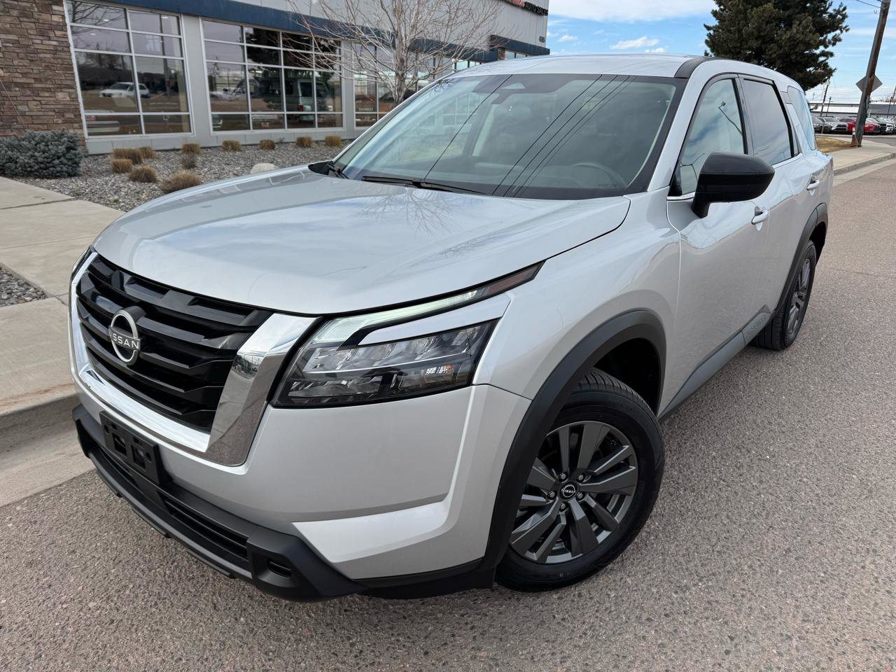 Used 2025 Nissan Pathfinder S image 1