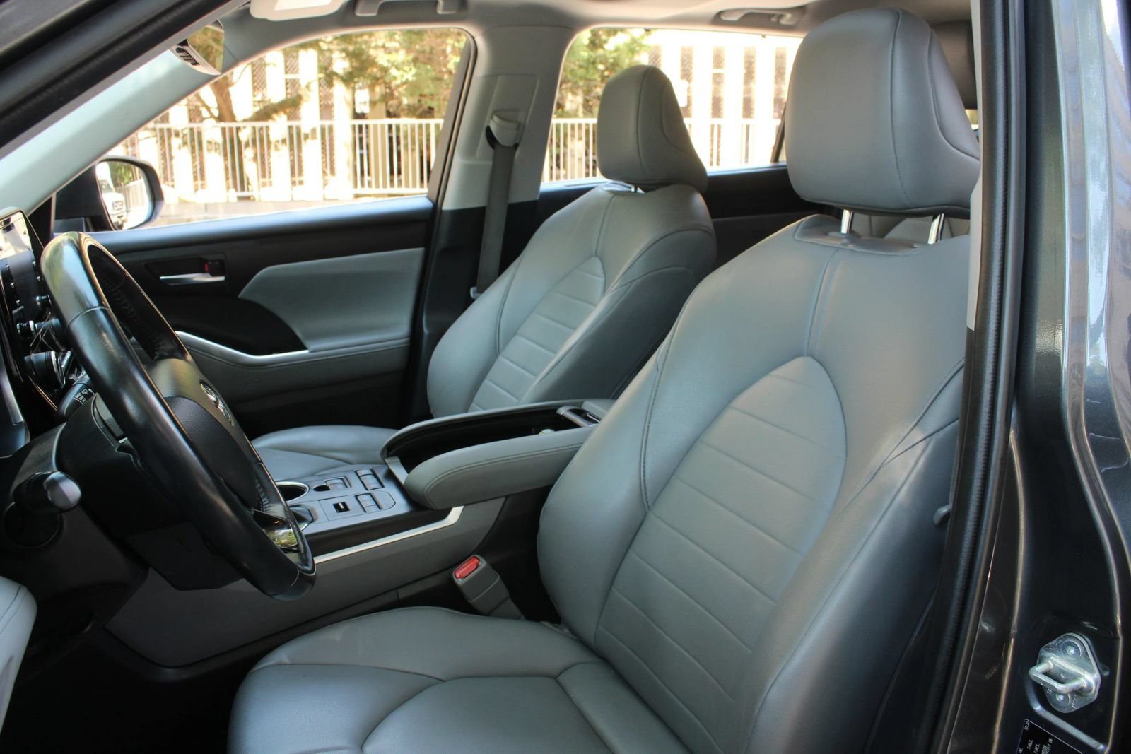 Used 2021 Toyota Highlander XLE AWD/4WD image 16