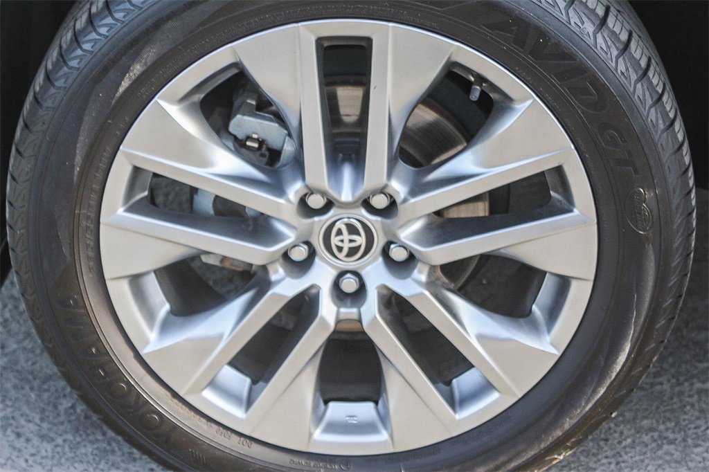 Used 2023 Toyota RAV4 XLE Premium image 10