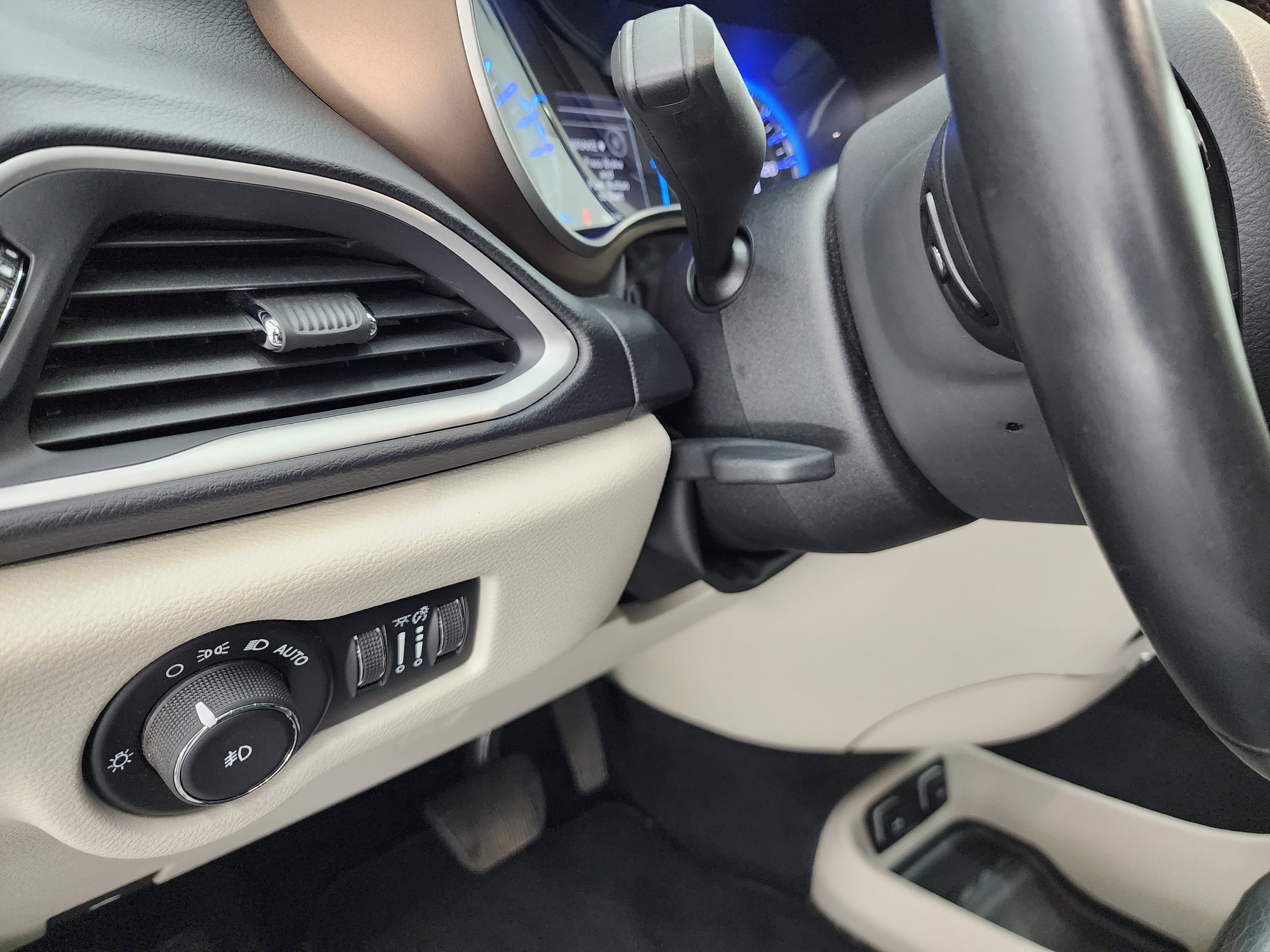 Used 2017 Chrysler Pacifica Touring-L FWD image 40