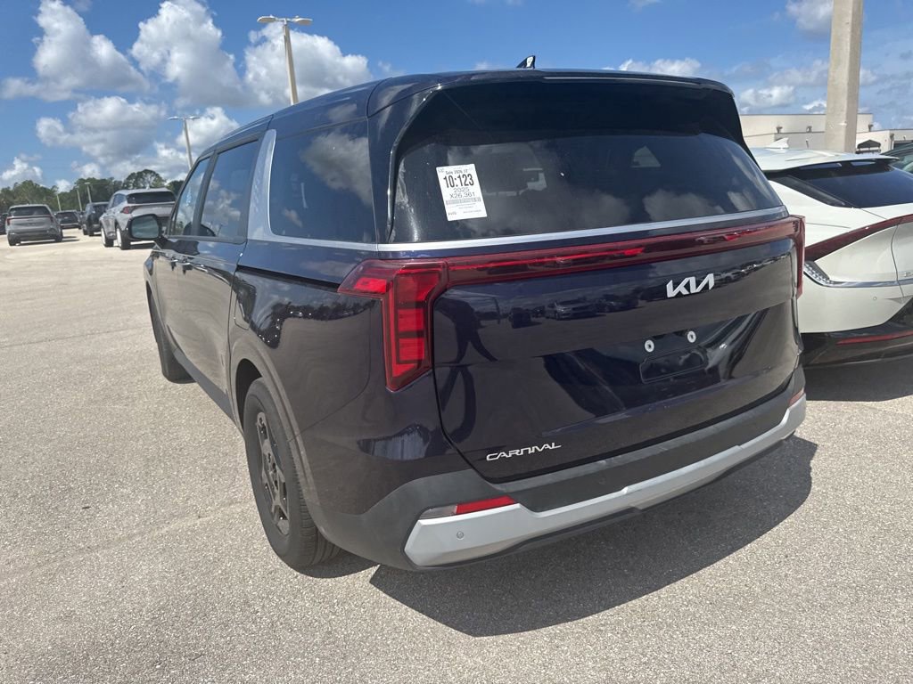 Used 2025 Kia Carnival FWD image 5