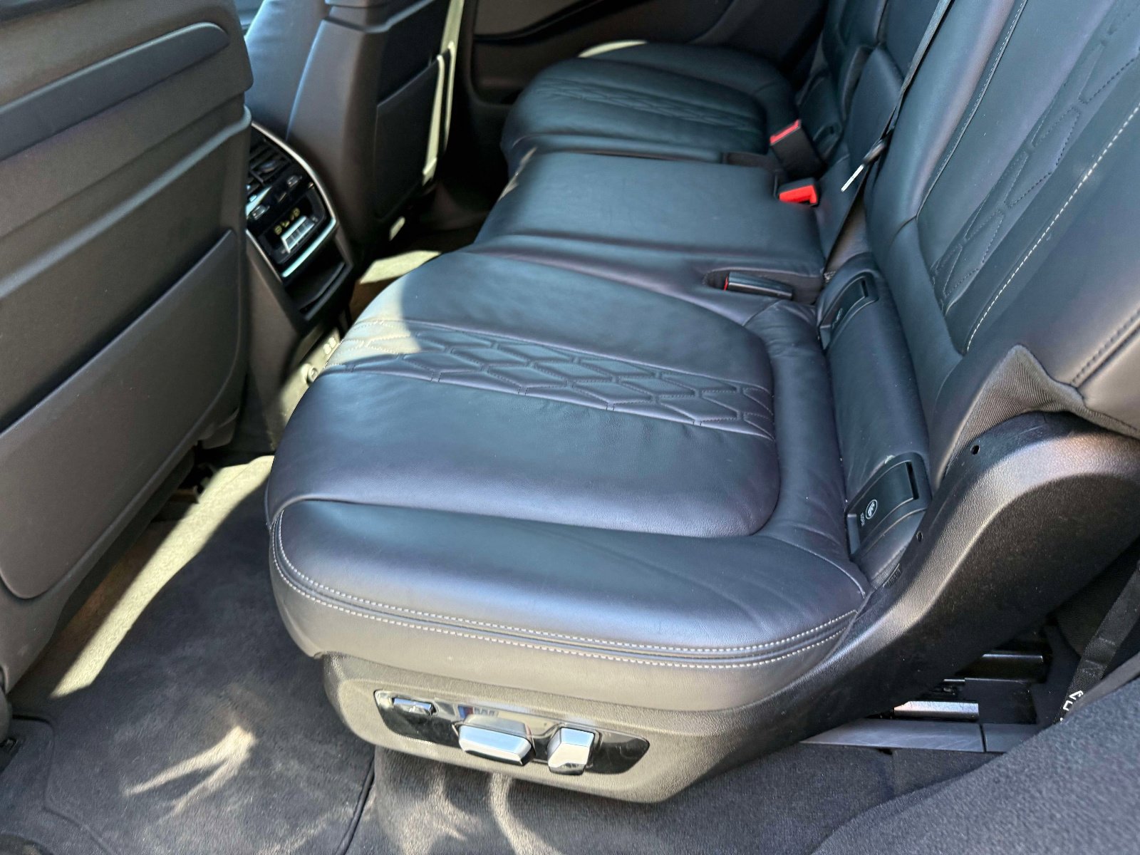 Used 2021 BMW X7 xDrive40i w/ M Sport Package image 31