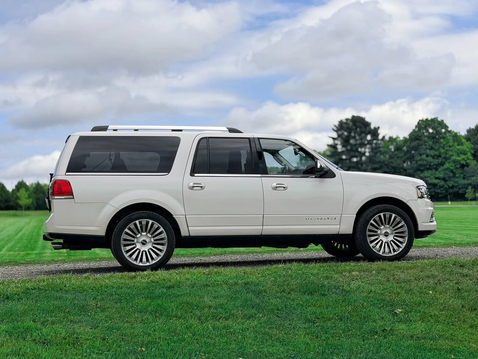 Used 2015 Lincoln Navigator L 4WD w/ Equipment Group 101A Reserve image 8