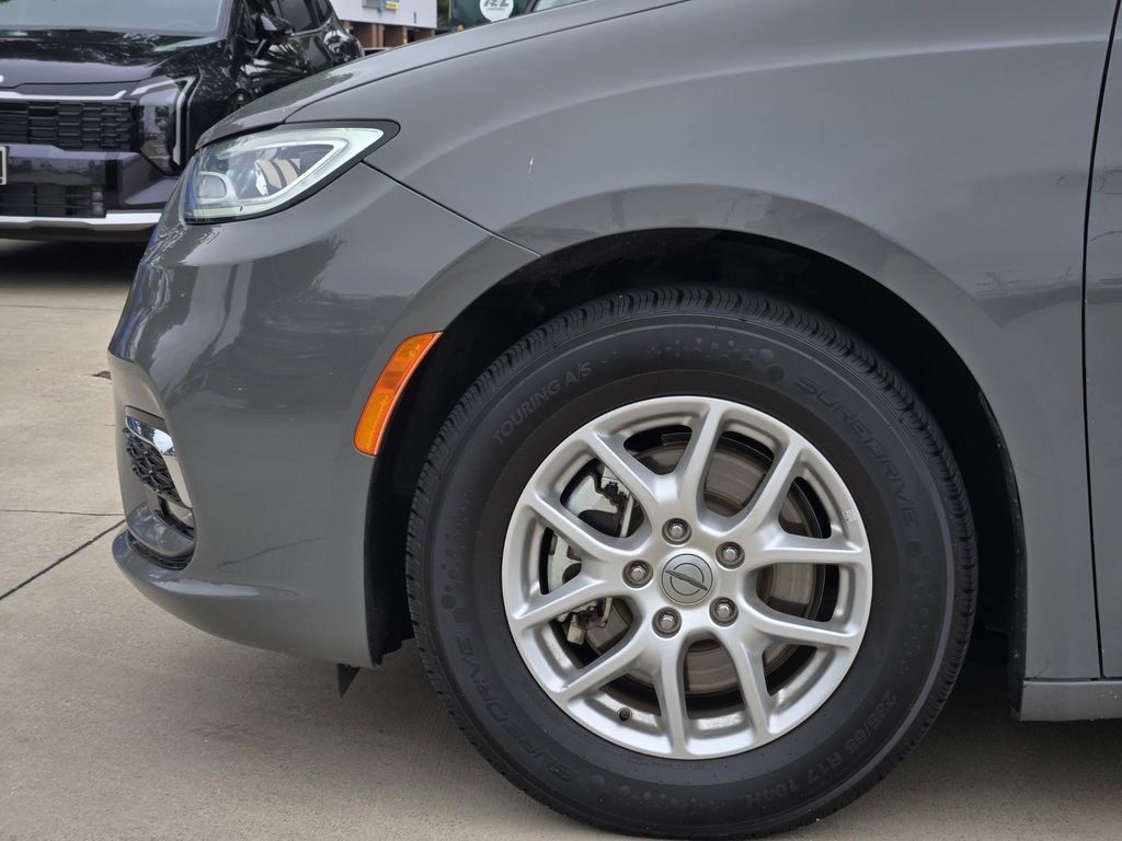 Used 2023 Chrysler Pacifica Touring-L FWD image 14