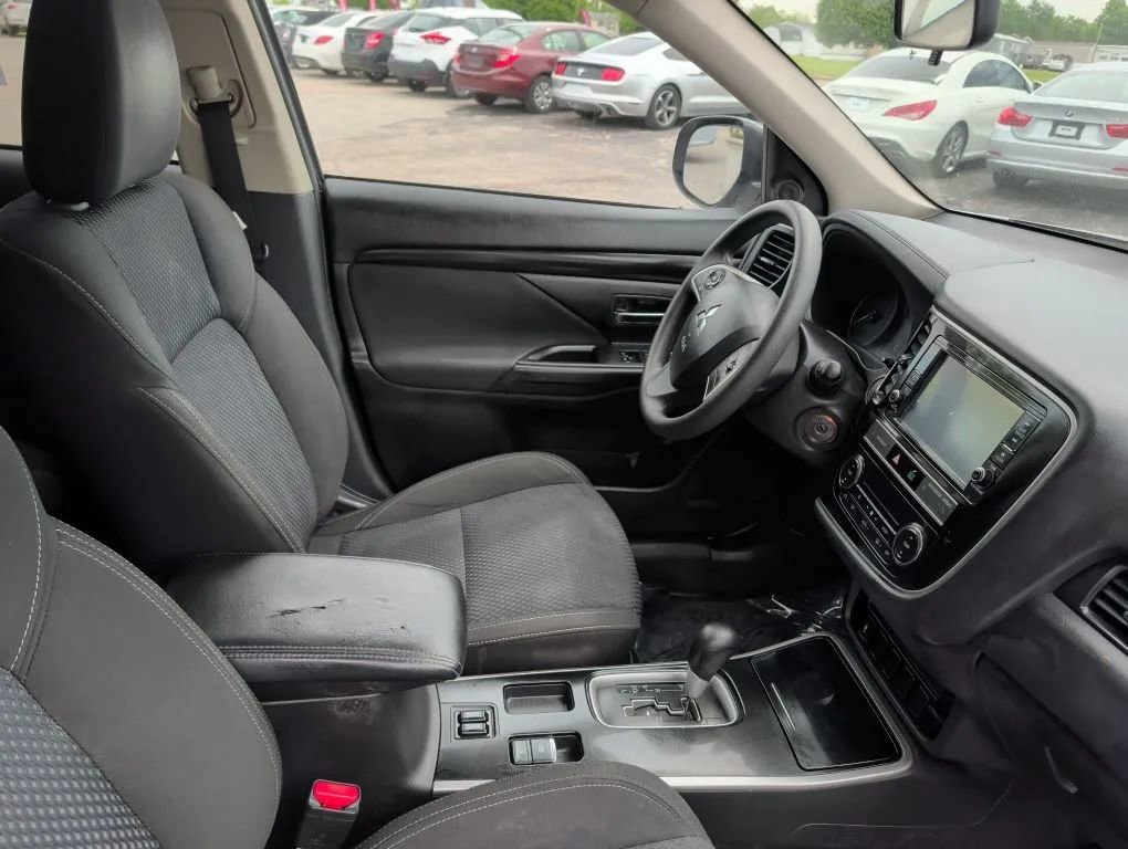 Used 2019 Mitsubishi Outlander ES FWD image 27