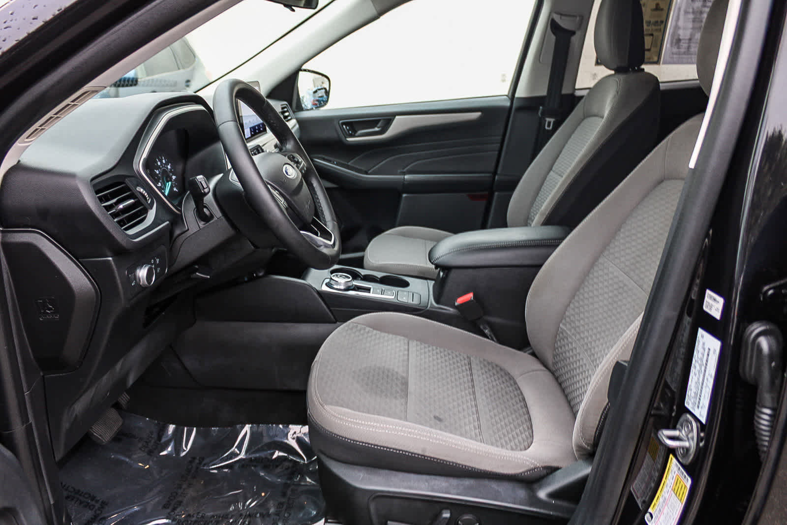 Used 2022 Ford Escape SE w/ SE Sport Appearance Package image 17