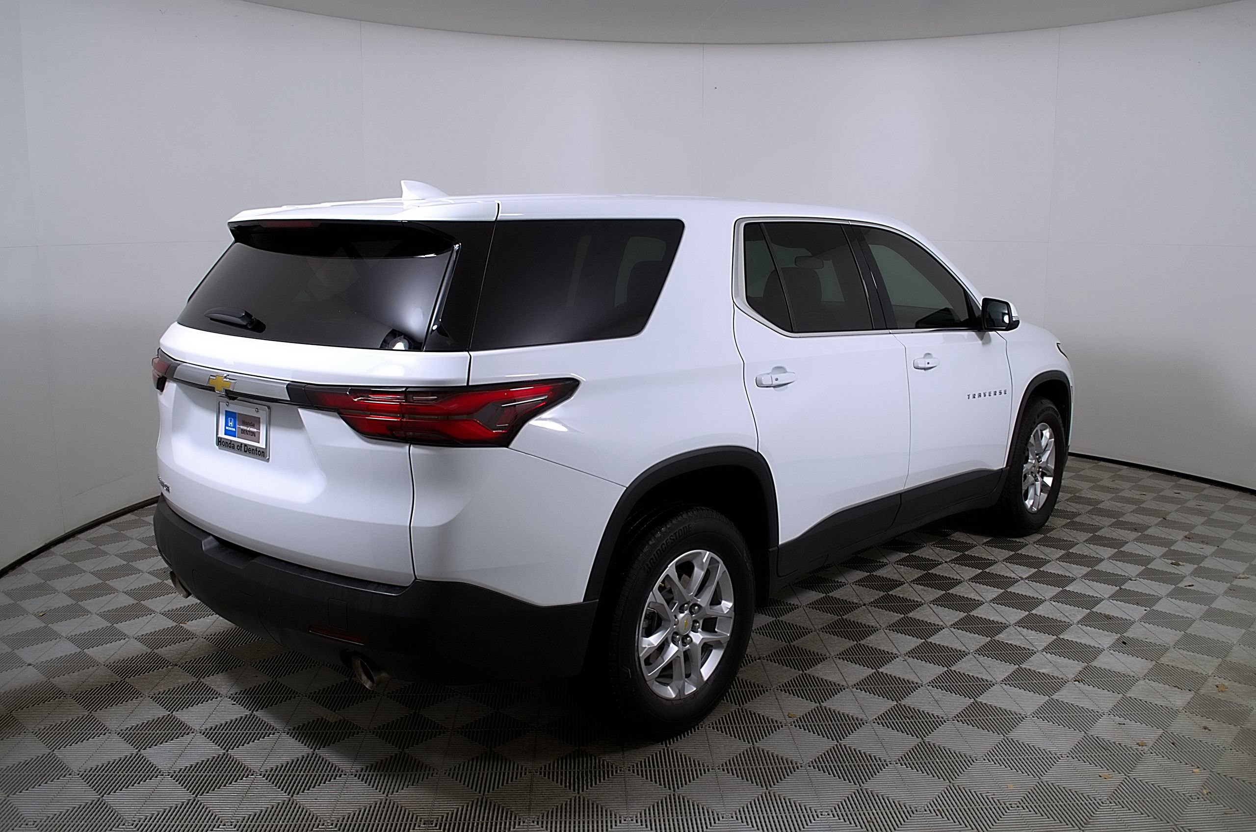 Used 2023 Chevrolet Traverse LS w/ Safety Package FWD image 8