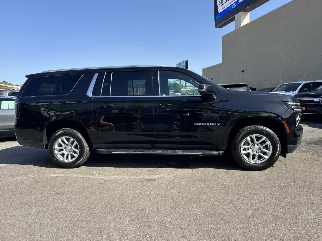 Used 2025 Chevrolet Suburban LT w/ Comfort Package AWD/4WD image 2