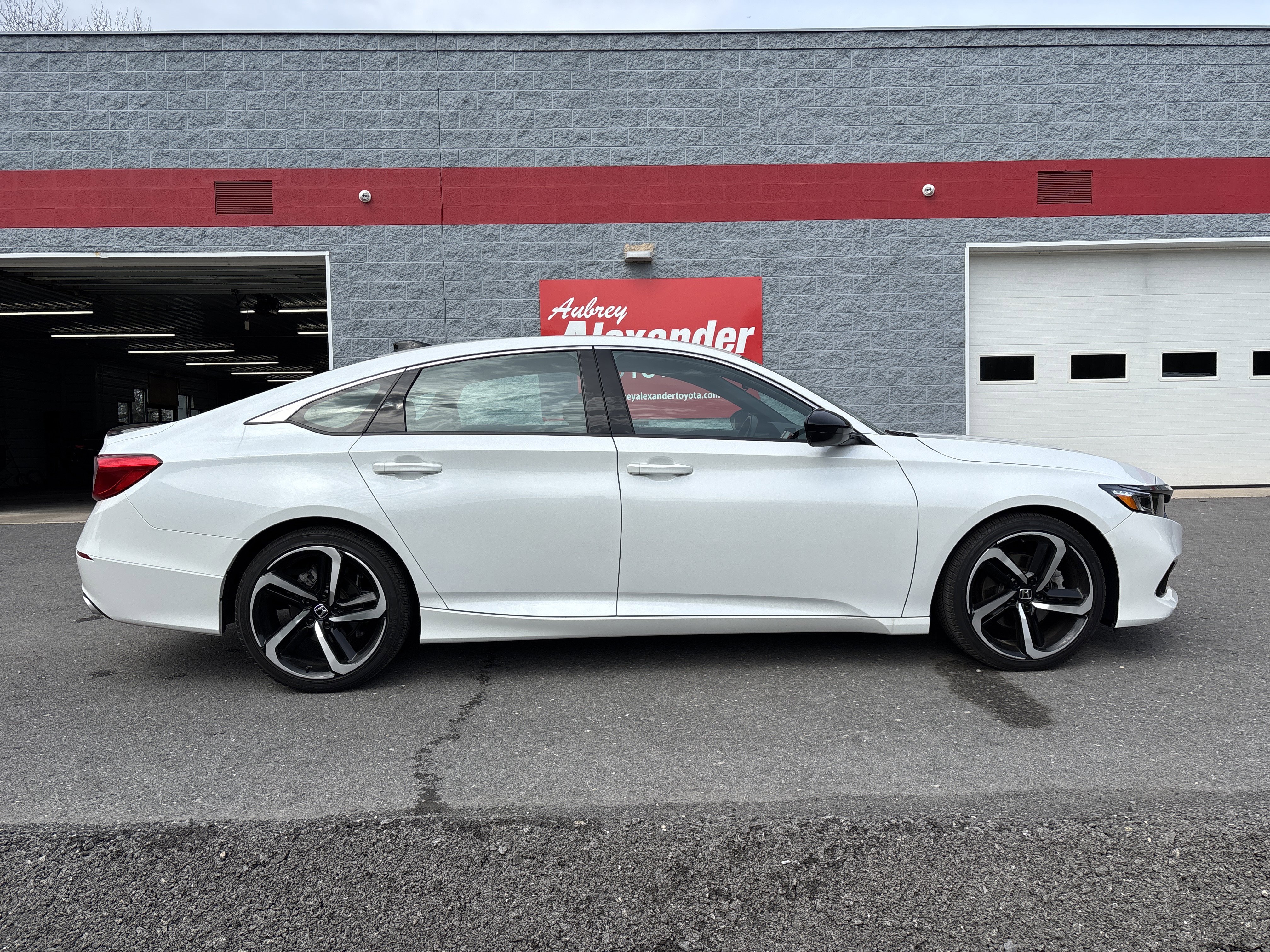 Used 2022 Honda Accord Sport image 2
