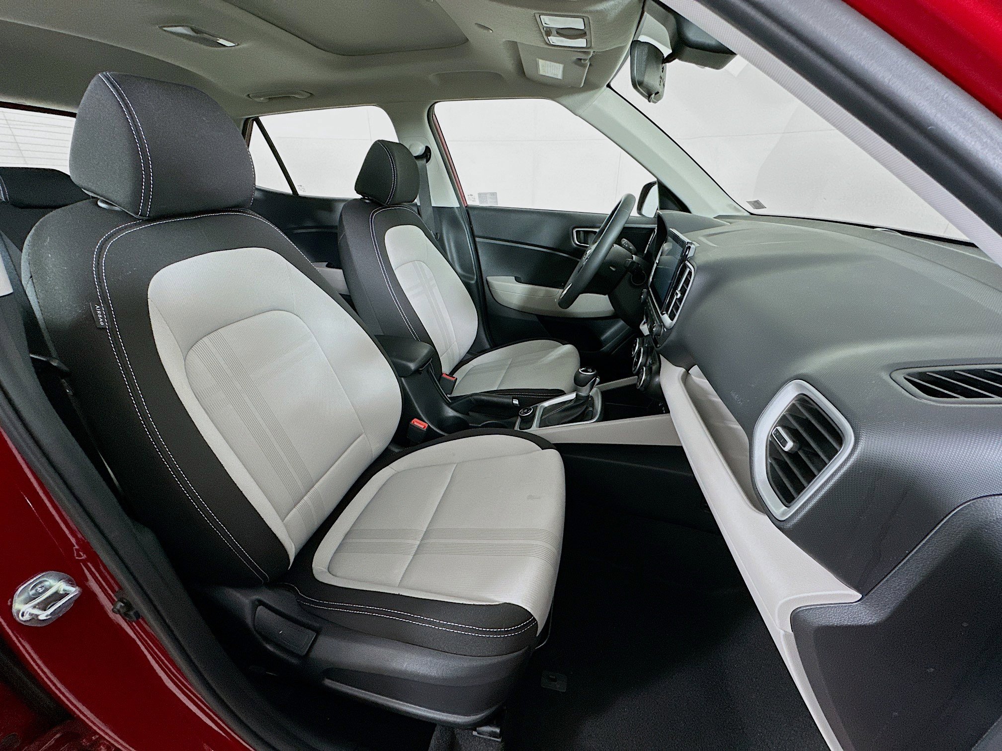 Used 2025 Hyundai Venue SEL image 30