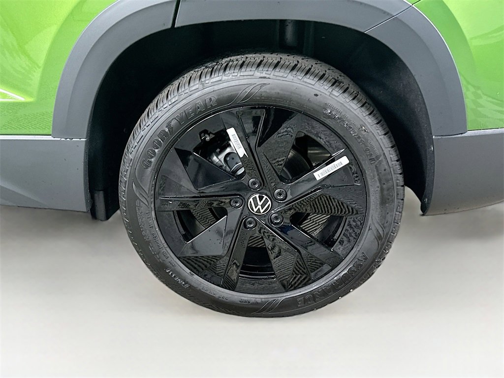 New 2026 Volkswagen Taos SE image 24