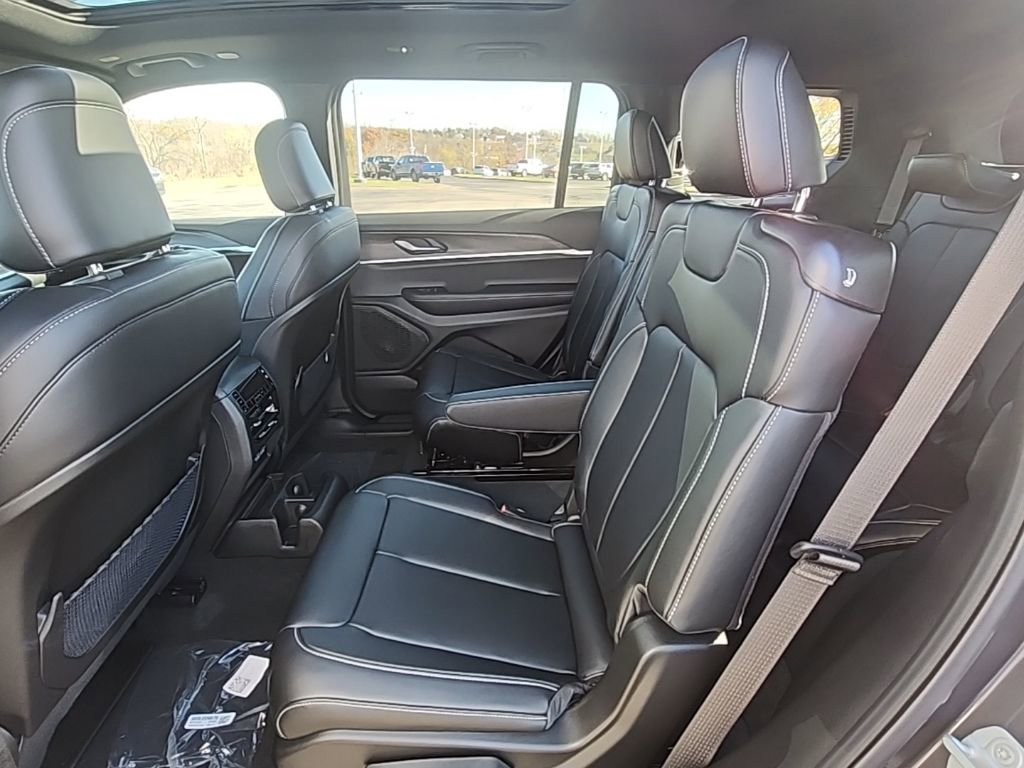 New 2025 Jeep Grand Cherokee L Limited w/ Black Appearance Package AWD/4WD image 23