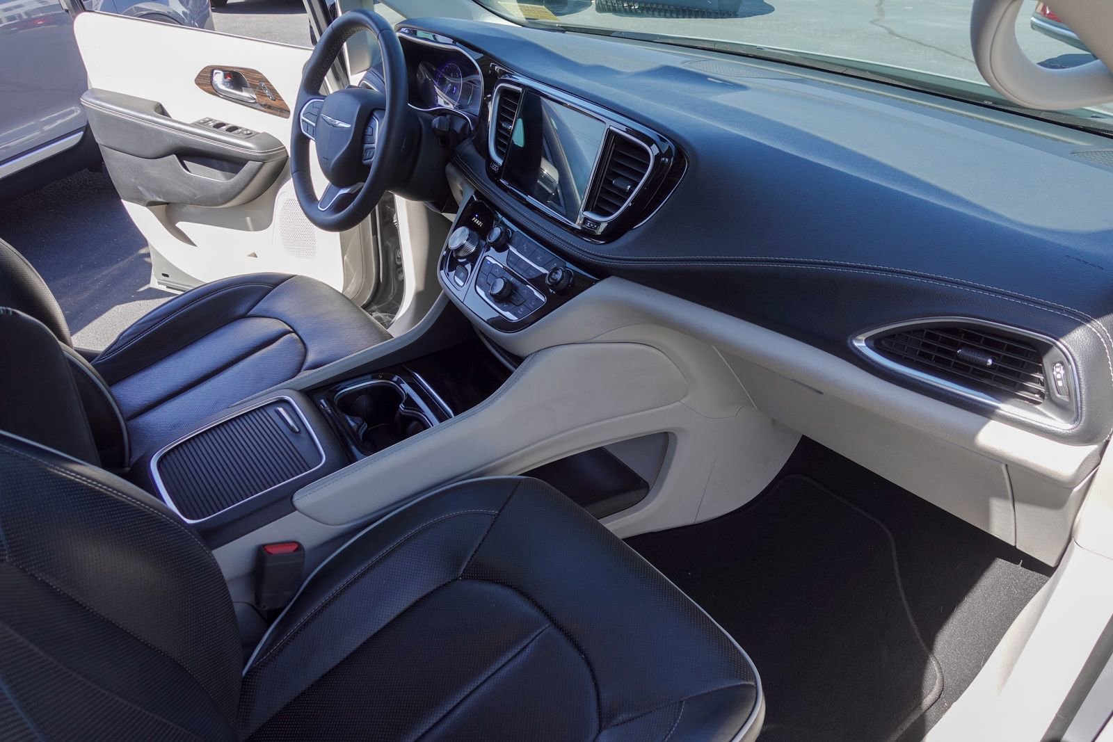 Used 2023 Chrysler Pacifica Limited FWD image 11