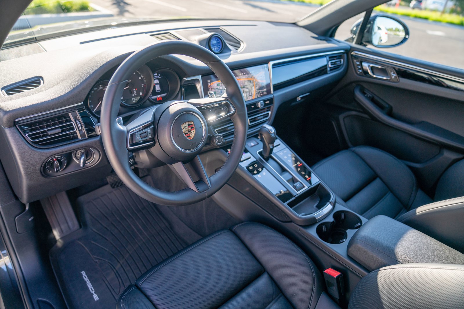 Certified 2026 Porsche Macan AWD/4WD image 4