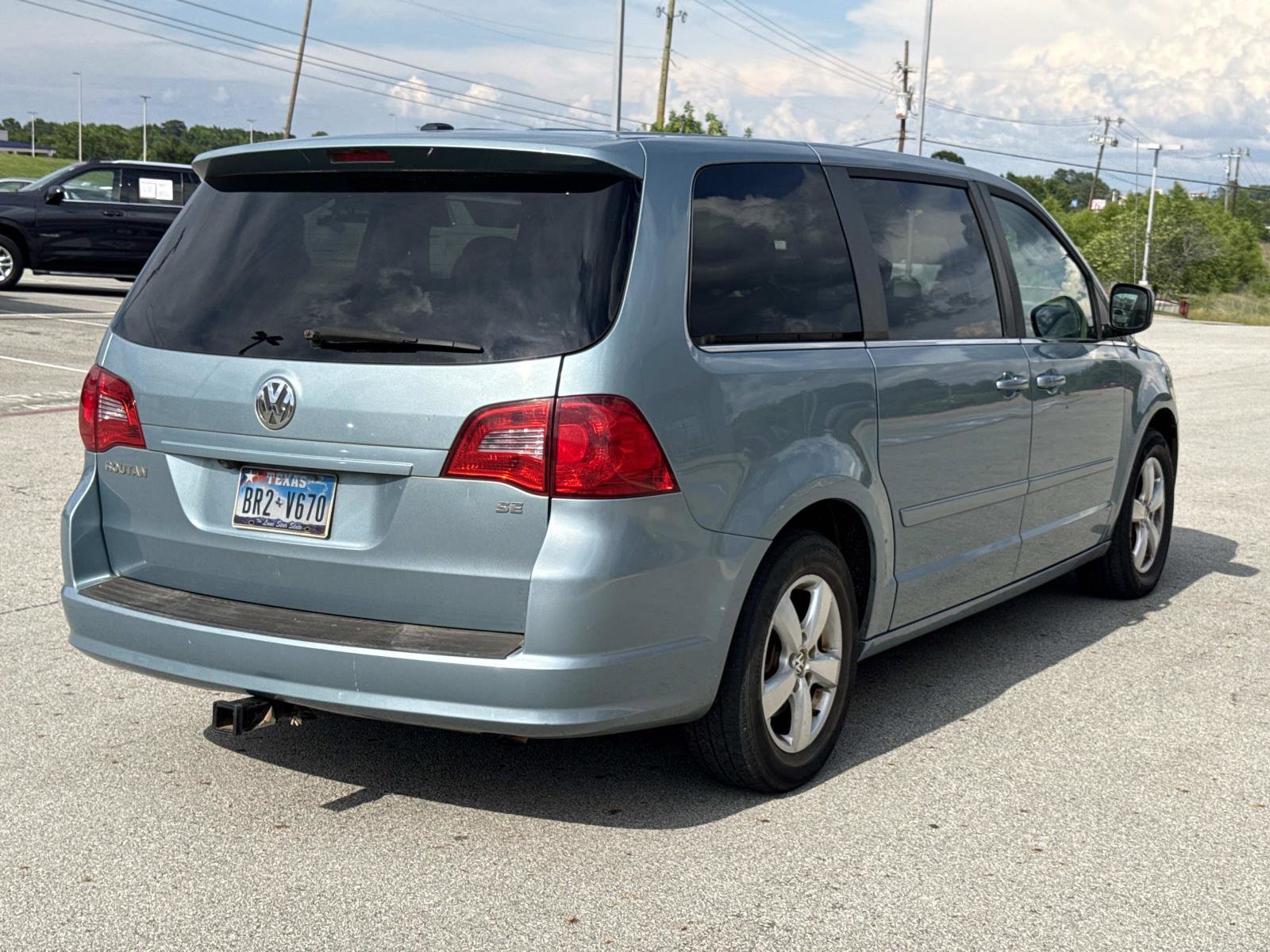 Used 2010 Volkswagen Routan SE FWD image 6